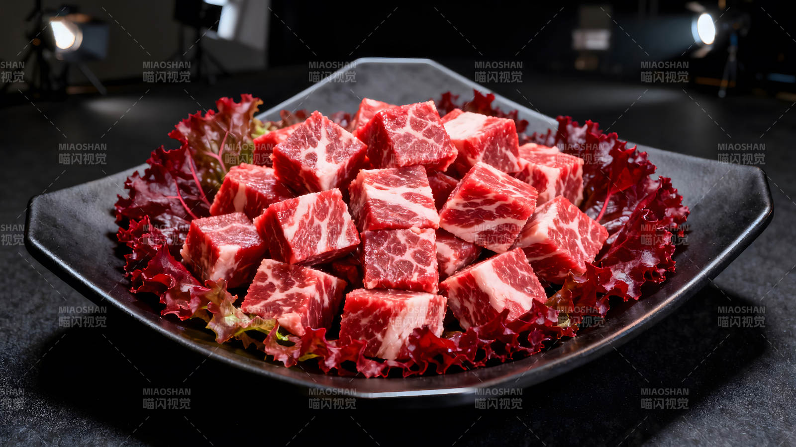 鲜美的牛肉块堆放在盘子里图片