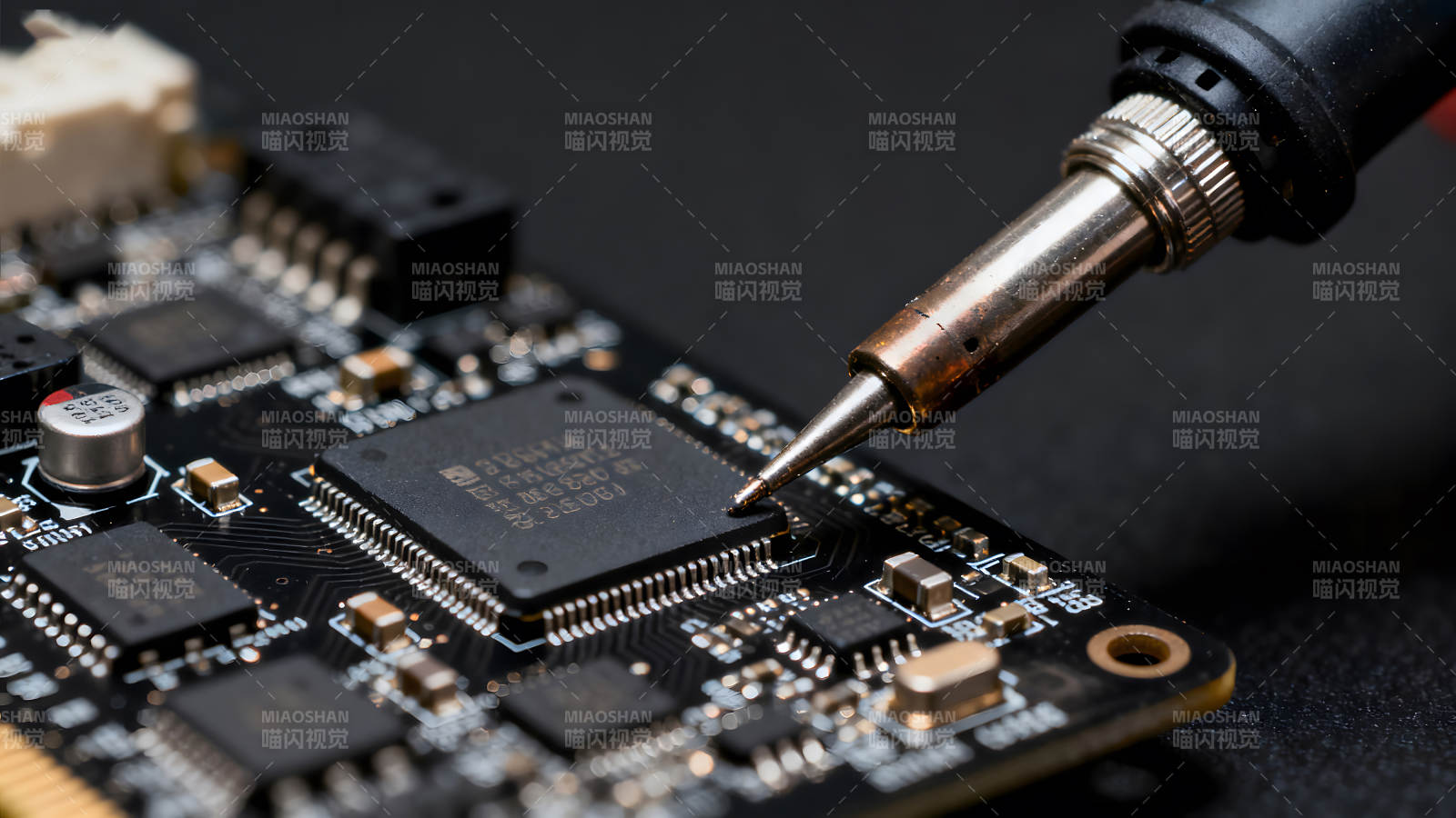 电路板焊接特写镜头图片