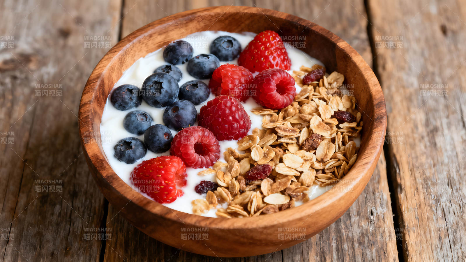 碗里美味的早餐草莓树莓蓝莓麦片图片