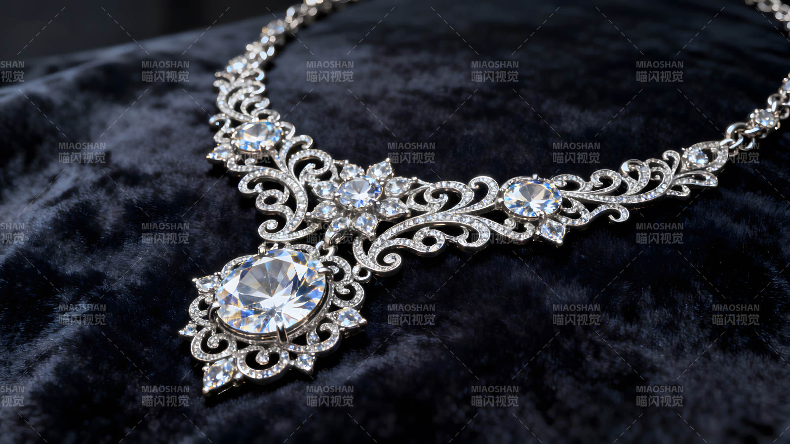 奢华钻石项链于黑色绒布上展示图片
