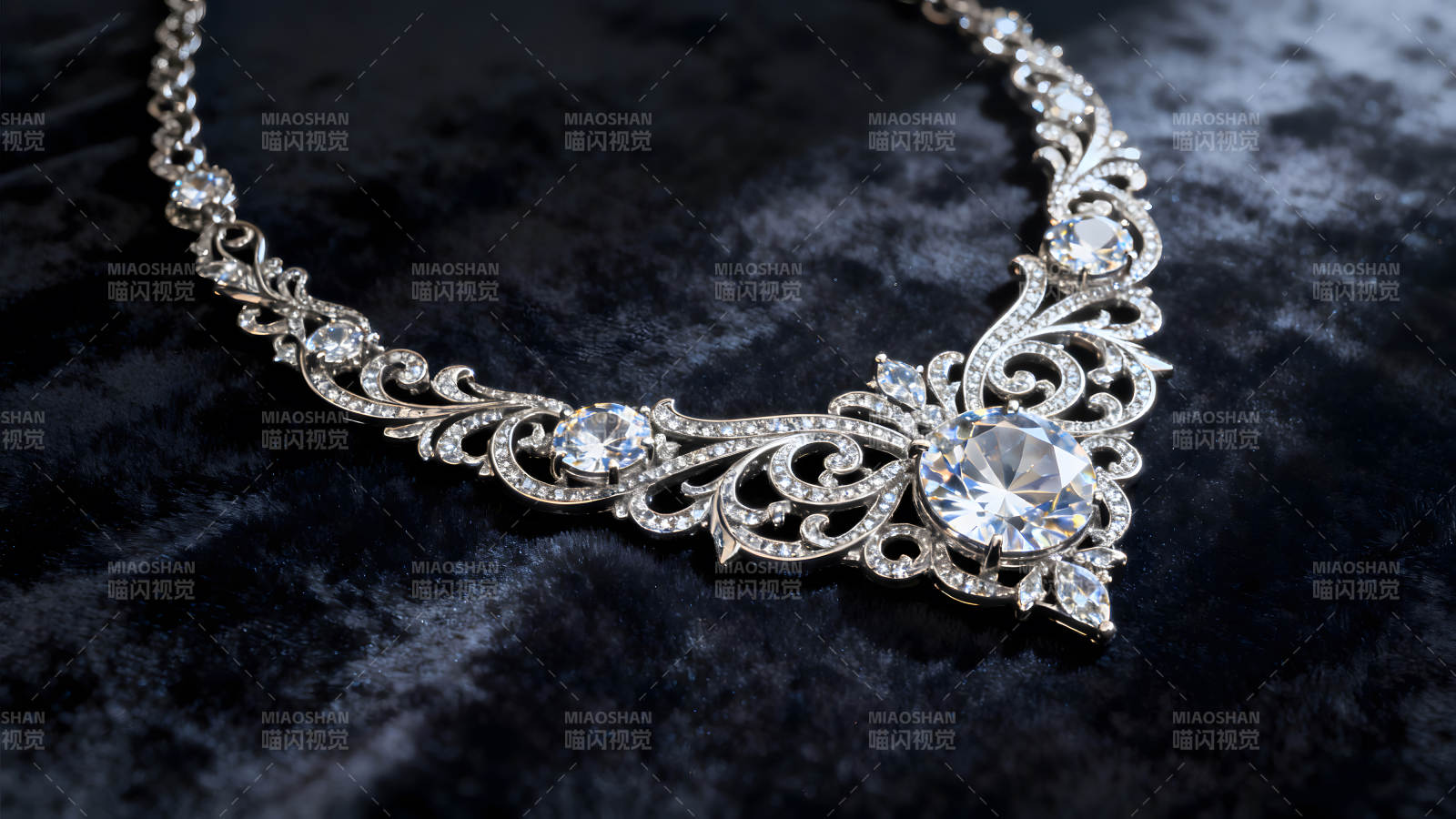 钻石项链奢华闪耀置于绒布之上图片