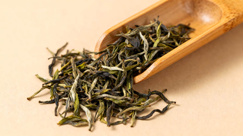 茶叶与木勺特写图片