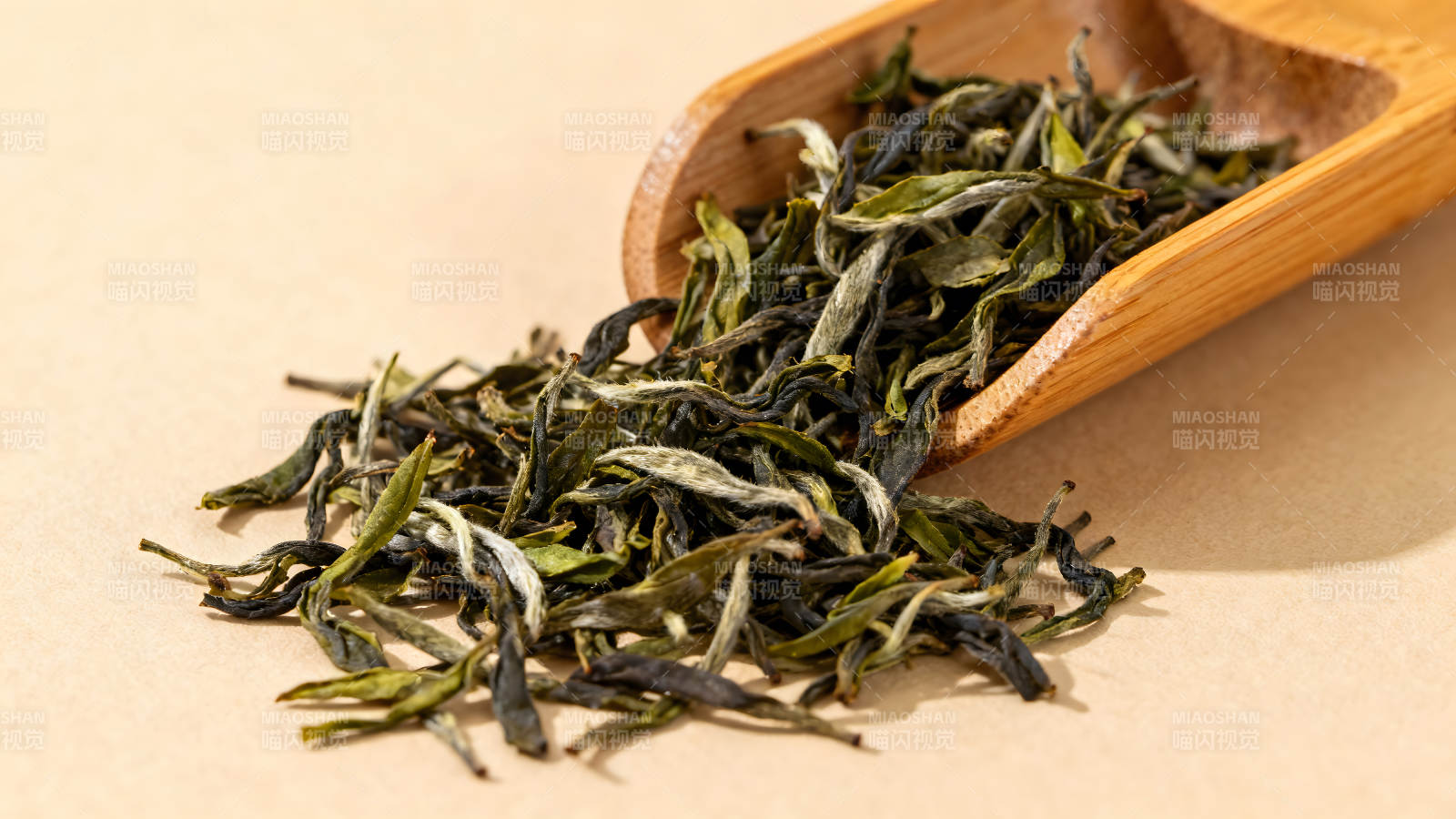 茶叶倾泻而下质感清晰细节丰富图片