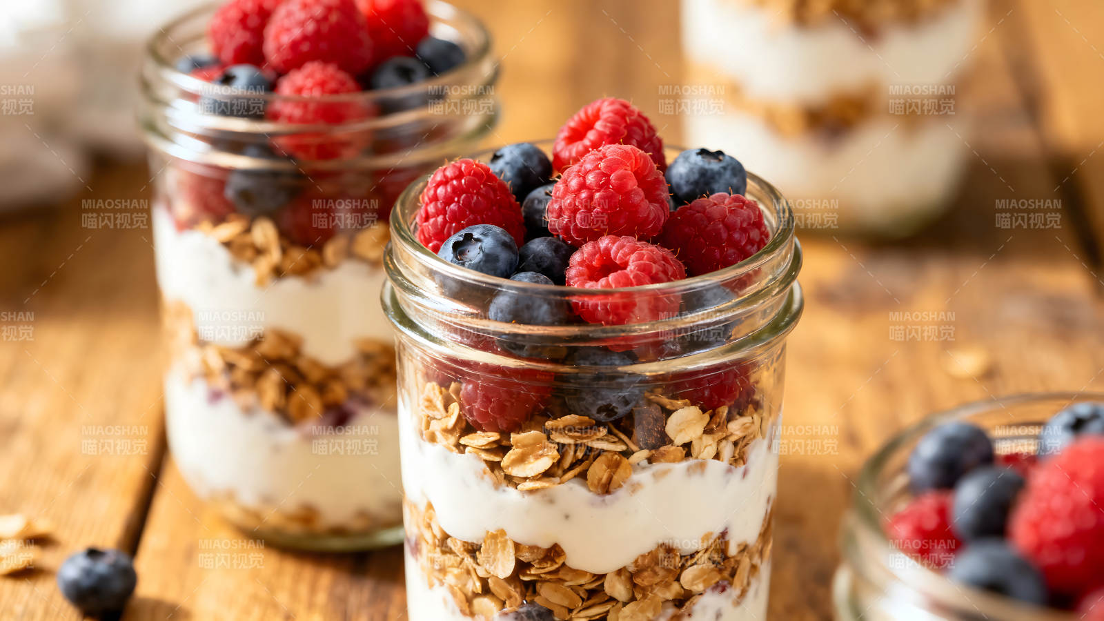 美味的燕麦酸奶配浆果图片