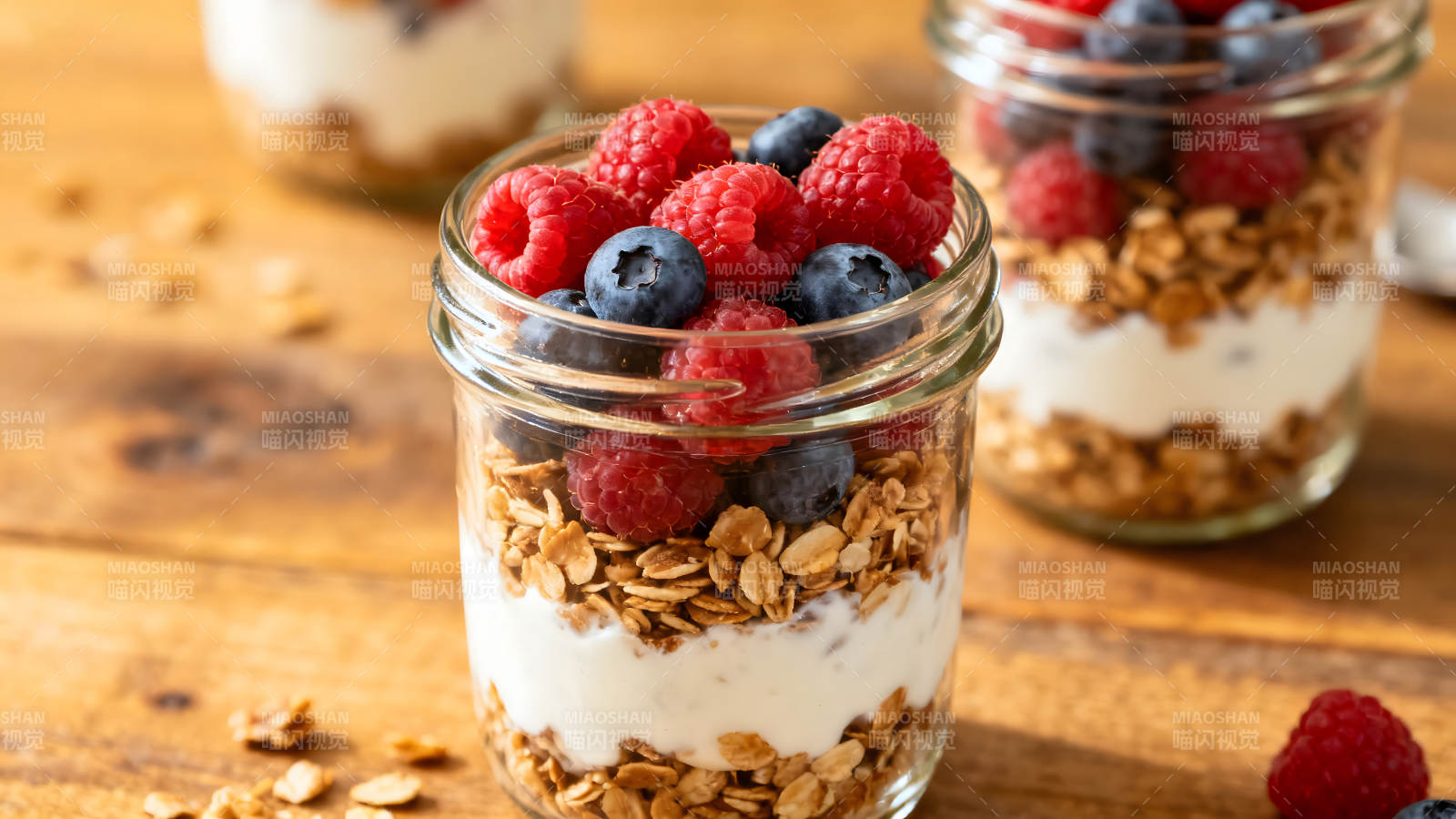 美味的格兰诺拉麦片和浆果图片