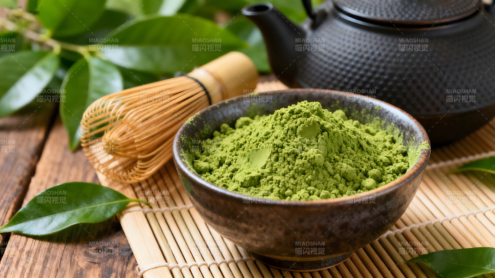 抹茶粉与茶具的特写图片