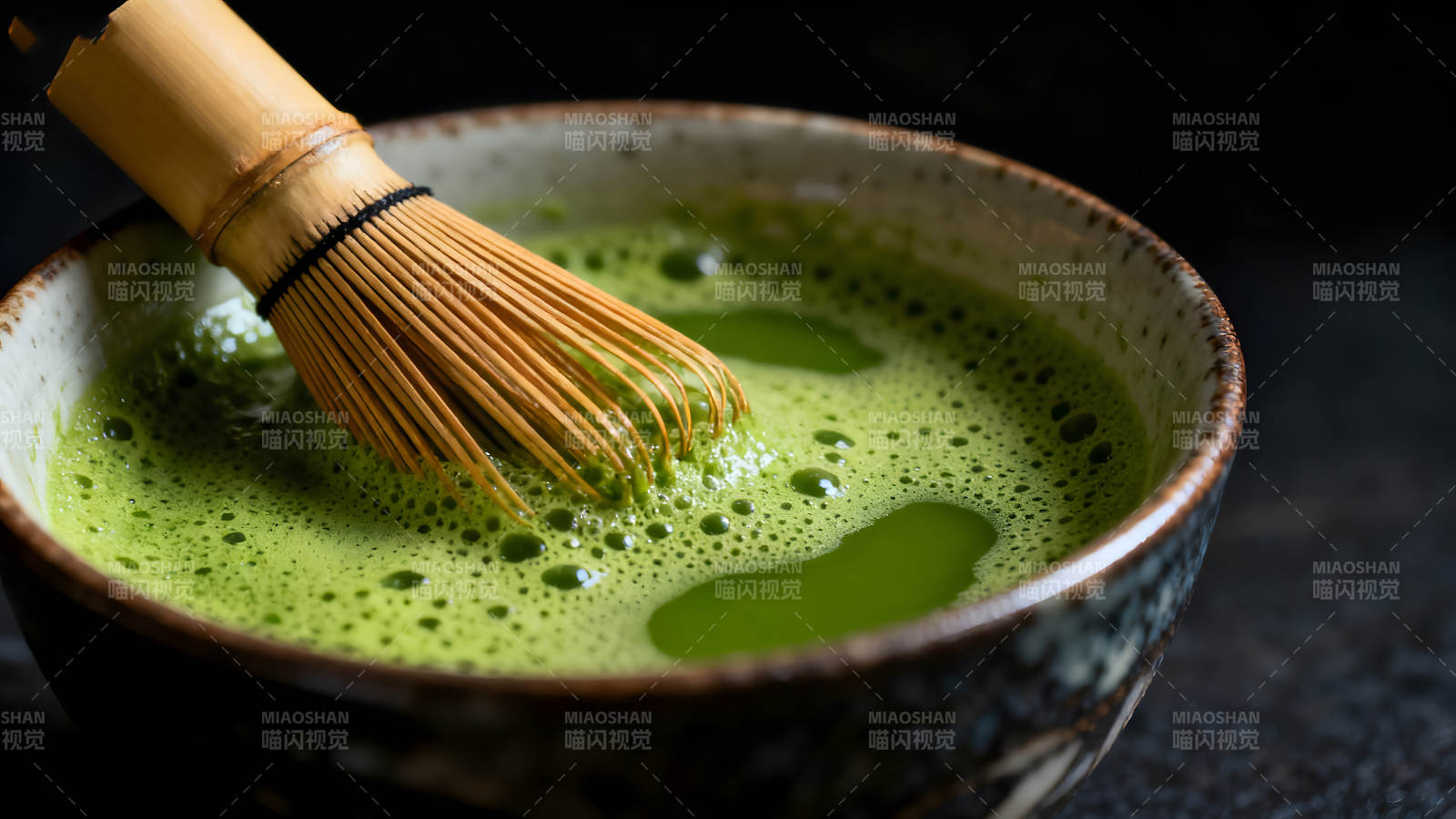 抹茶搅拌特写一碗绿茶图片