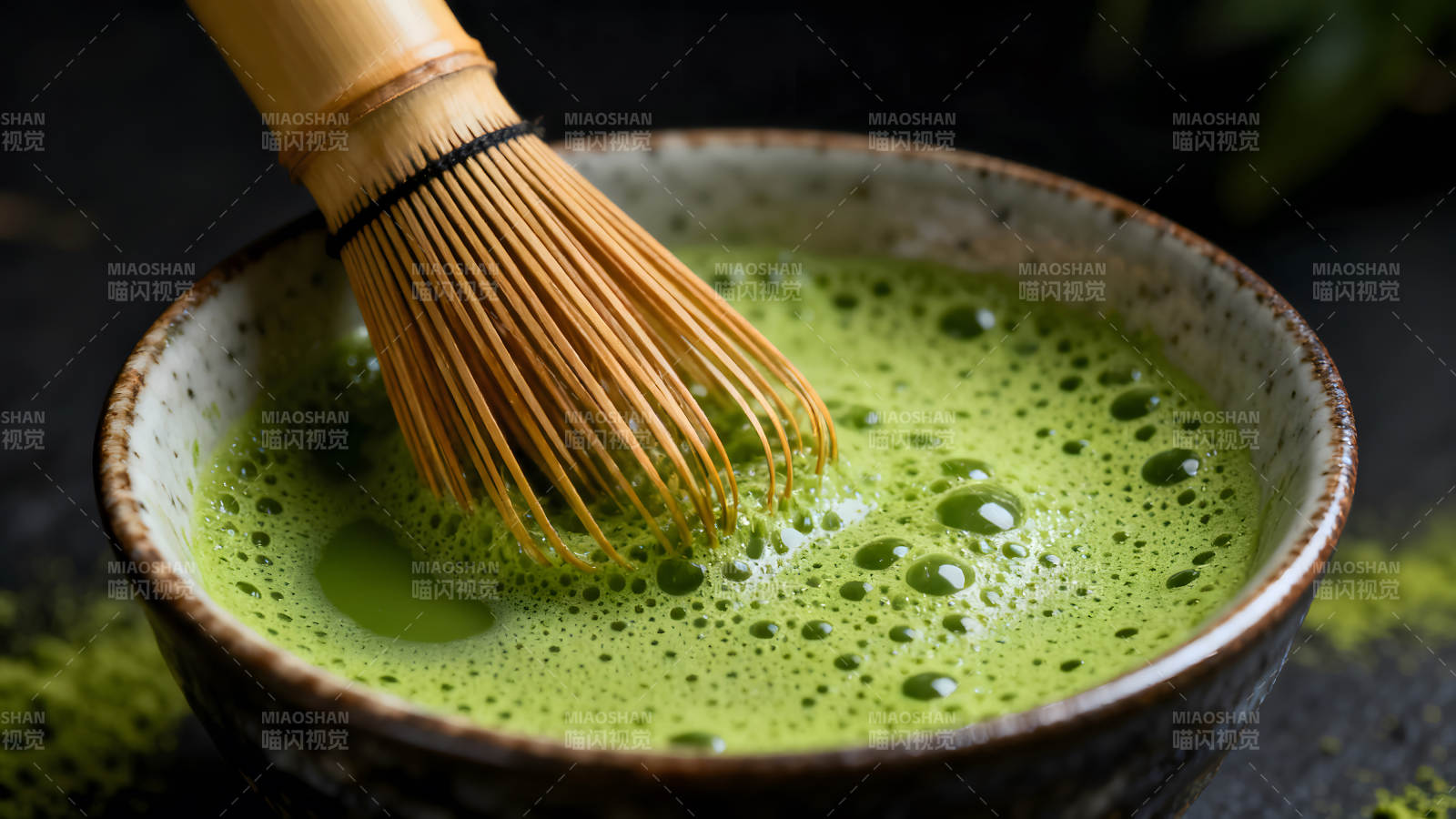 抹茶碗里搅拌的抹茶图片