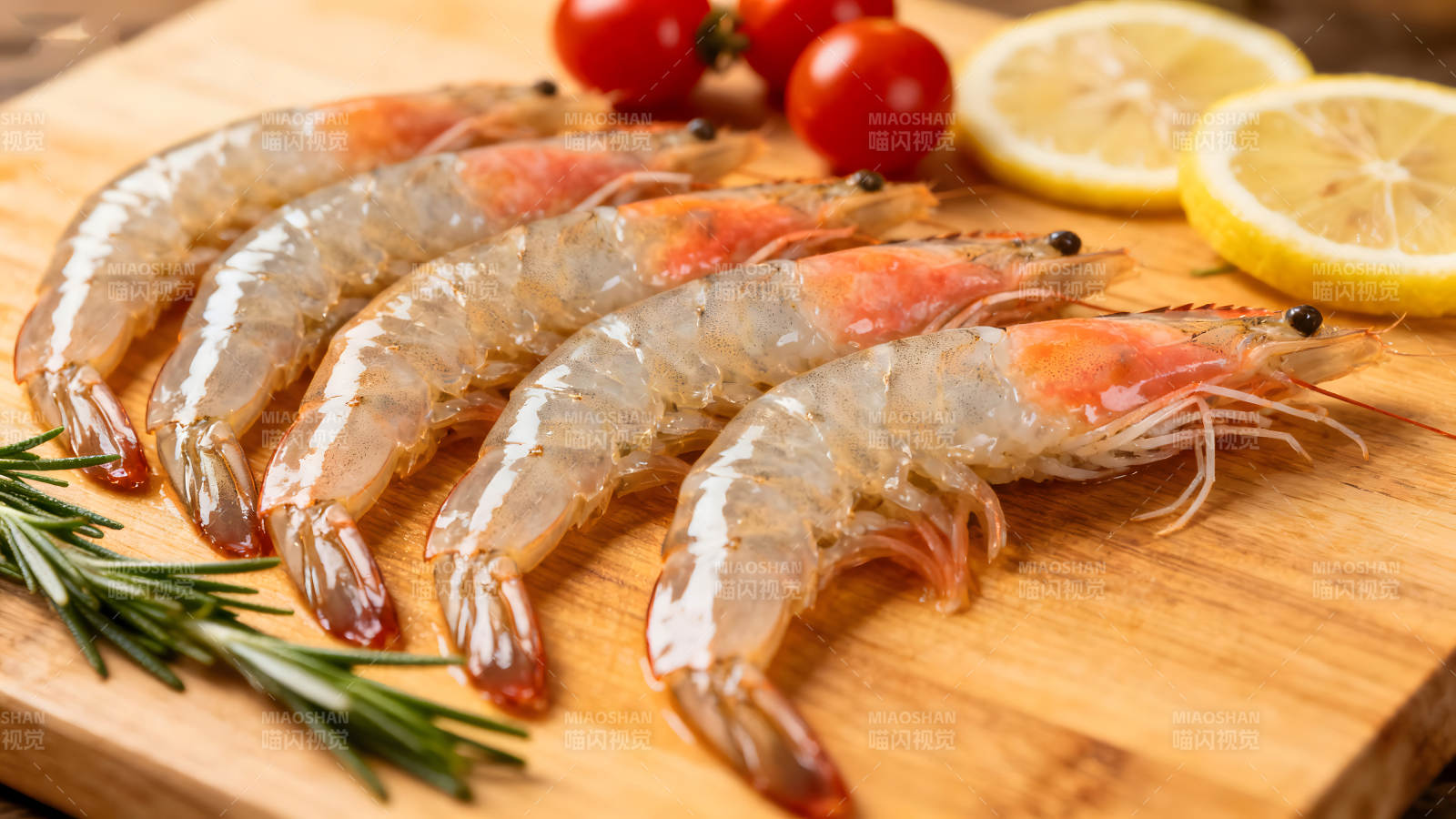 新鲜虾仁配柠檬番茄食材图片