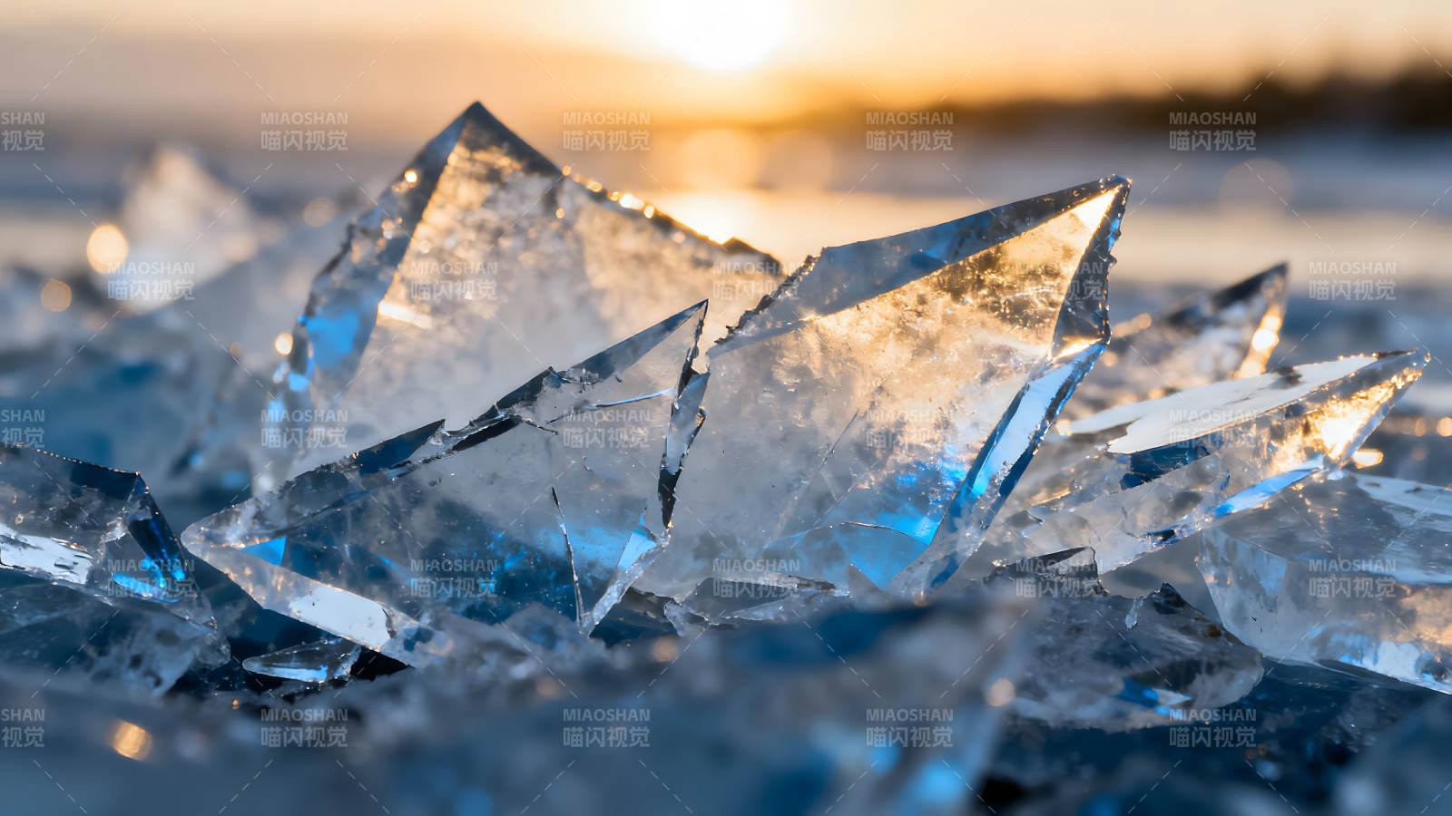 冰晶破碎阳光洒落的景象图片