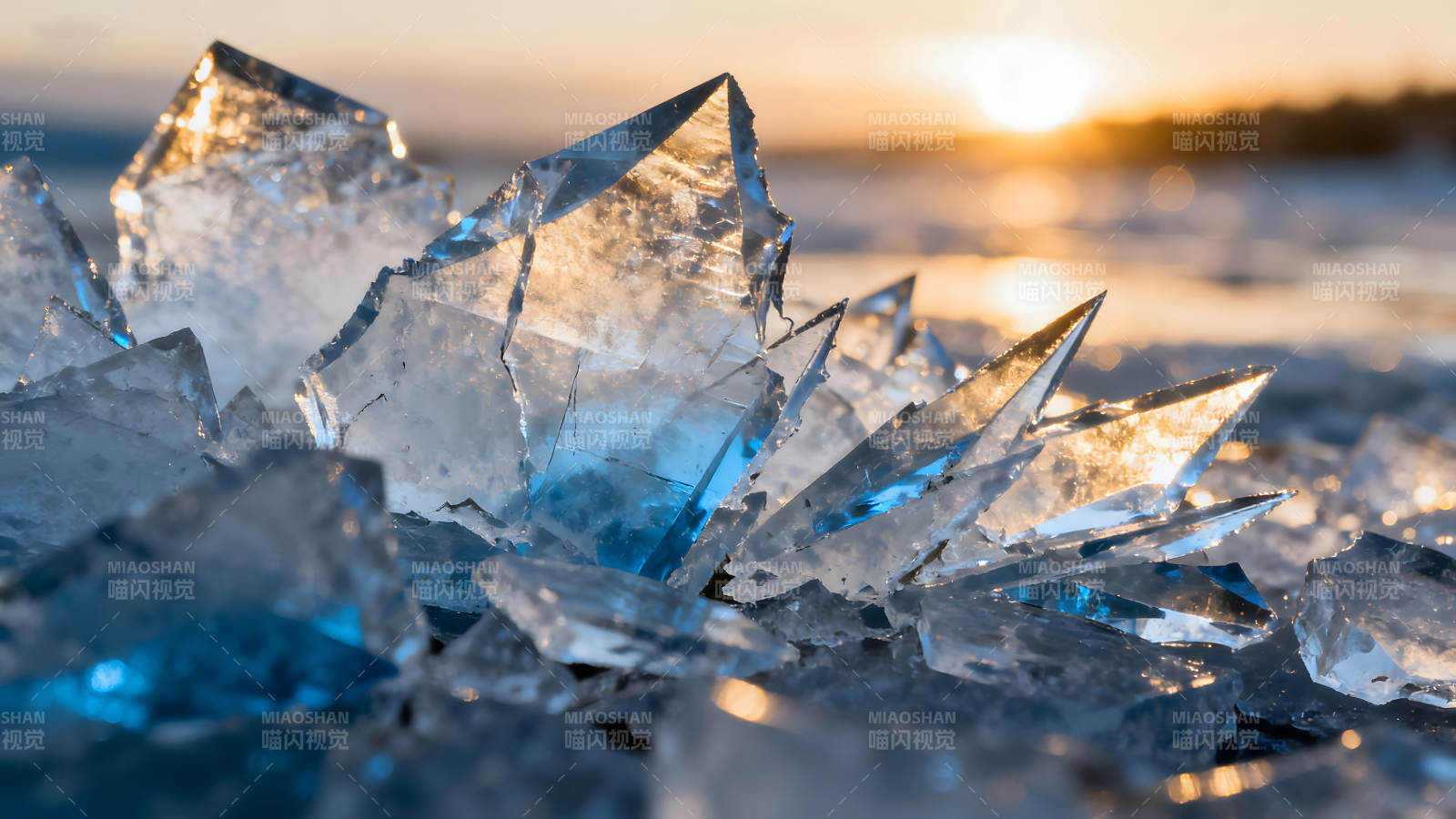 冰晶在夕阳下闪耀图片