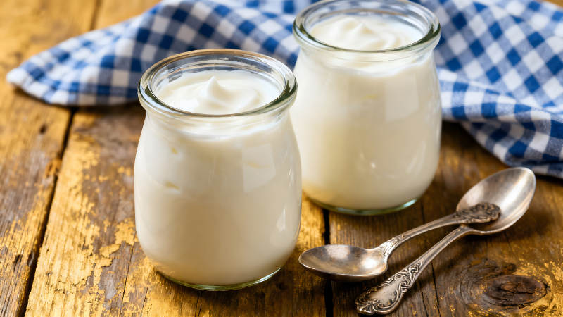 两杯酸奶和两把勺子图片