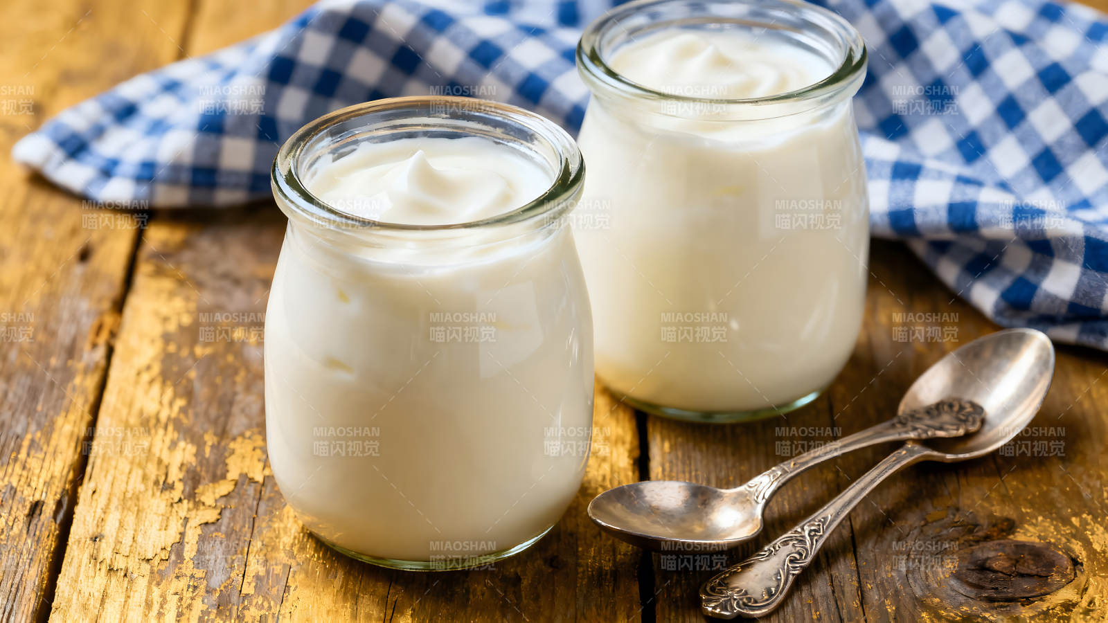两杯酸奶和两把勺子图片