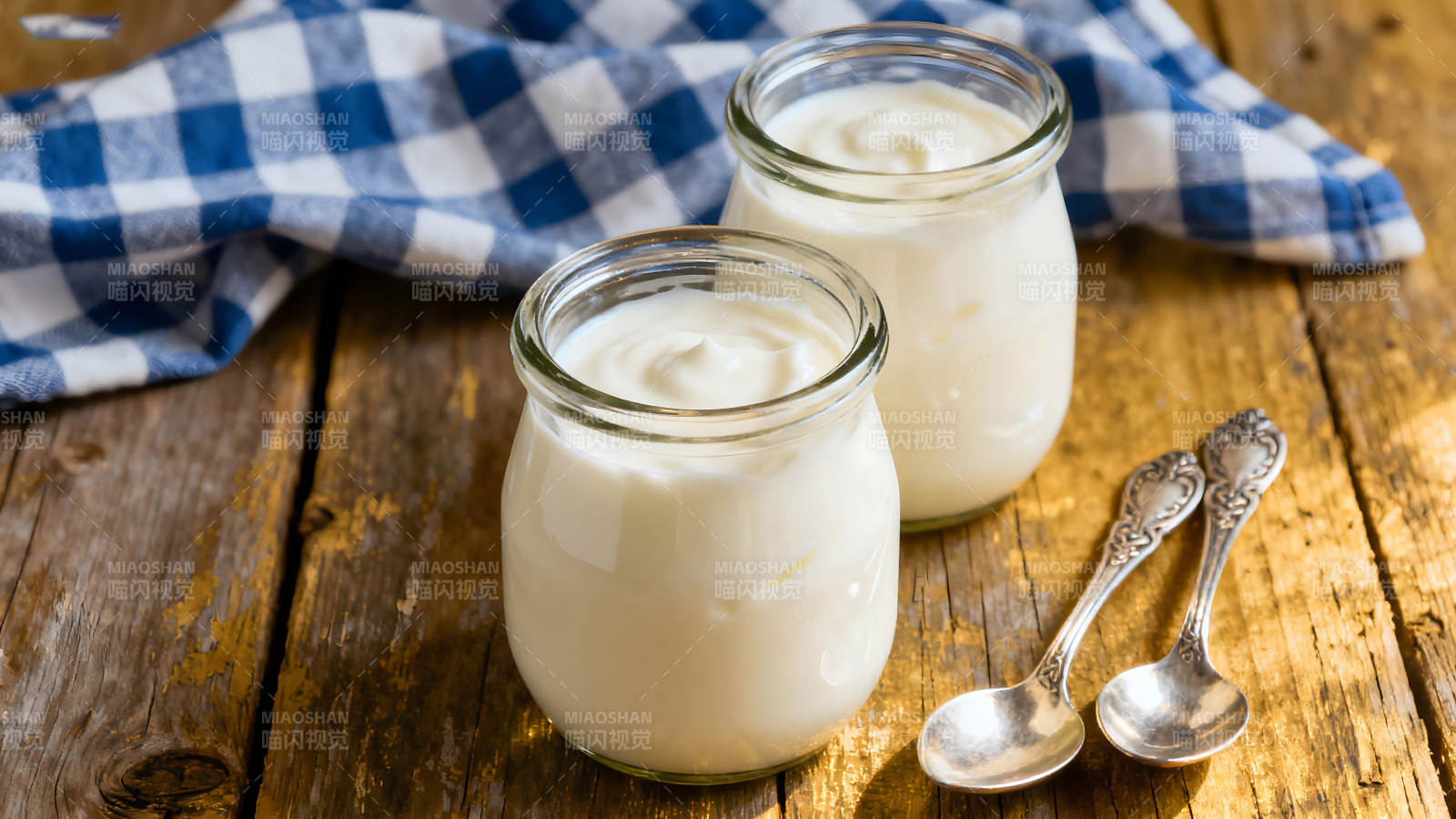 两罐酸奶和两把勺子图片