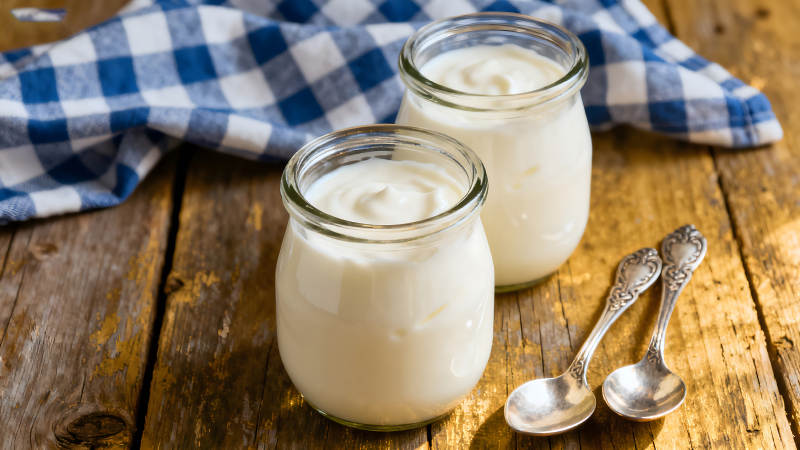 两罐酸奶和两把勺子图片