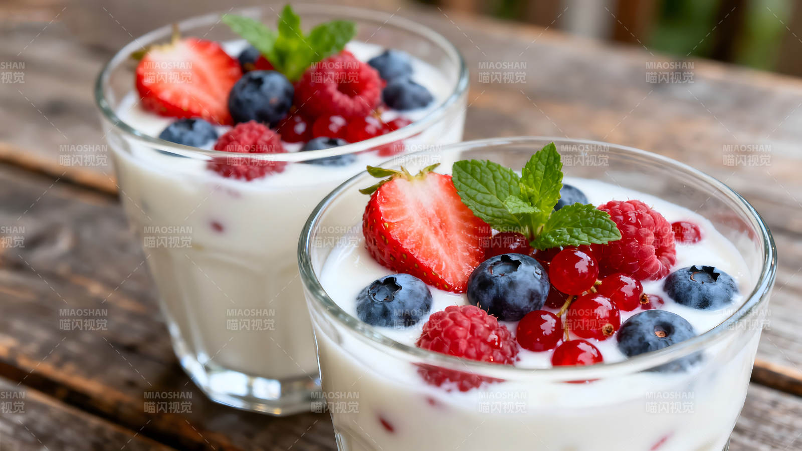 两杯酸奶搭配水果点缀图片
