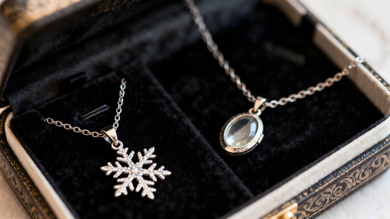 珠宝盒里的银色项链图片