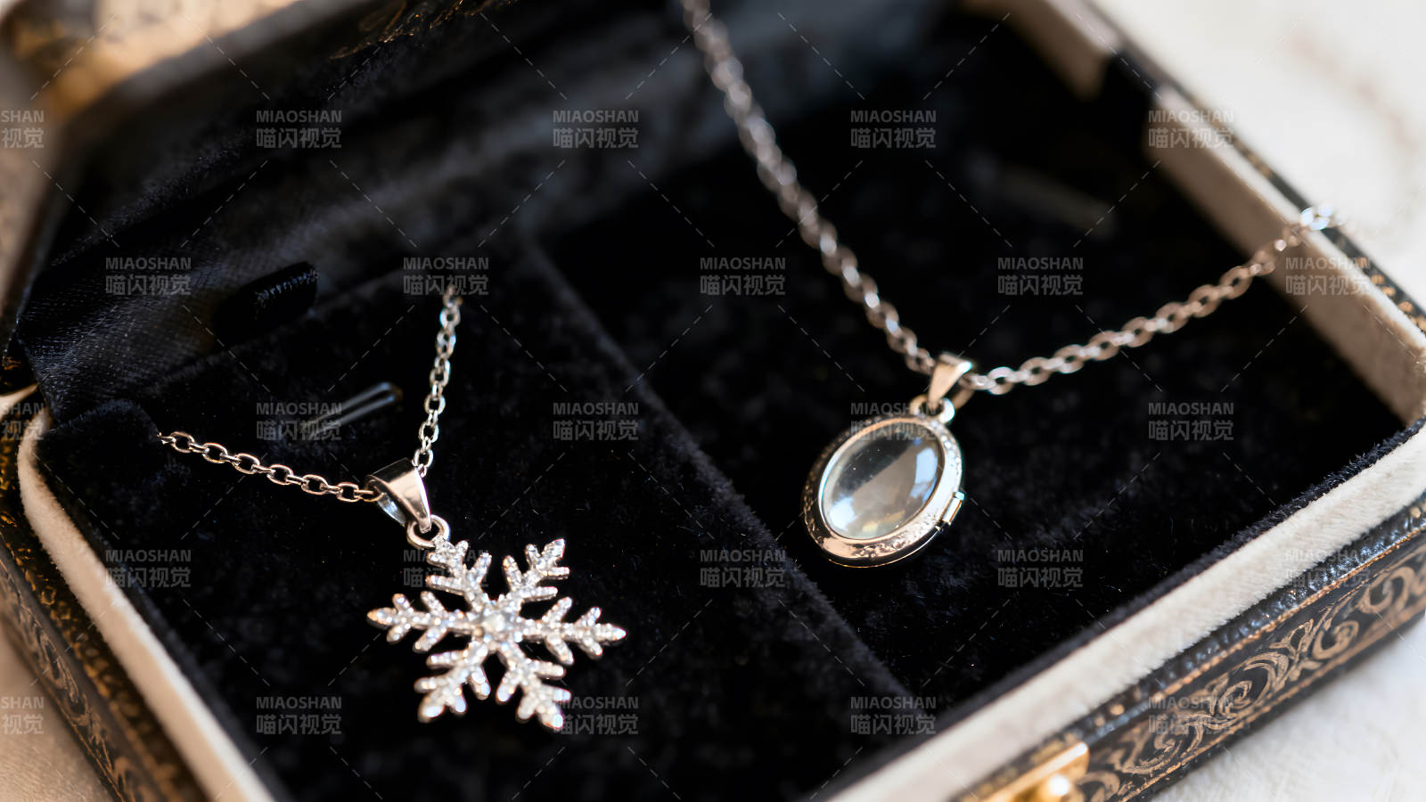 珠宝盒里的银色项链图片