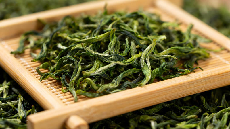 茶叶特写竹制托盘上茶叶图片