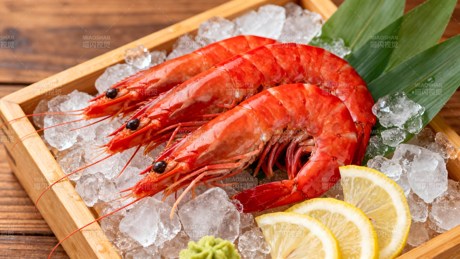 鲜美虾类与冰块柠檬组合图片