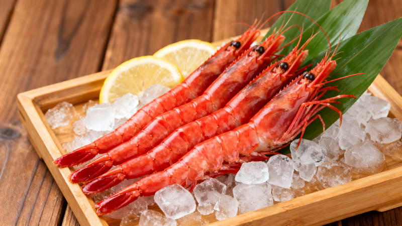 新鲜的虾仁配柠檬和冰块图片