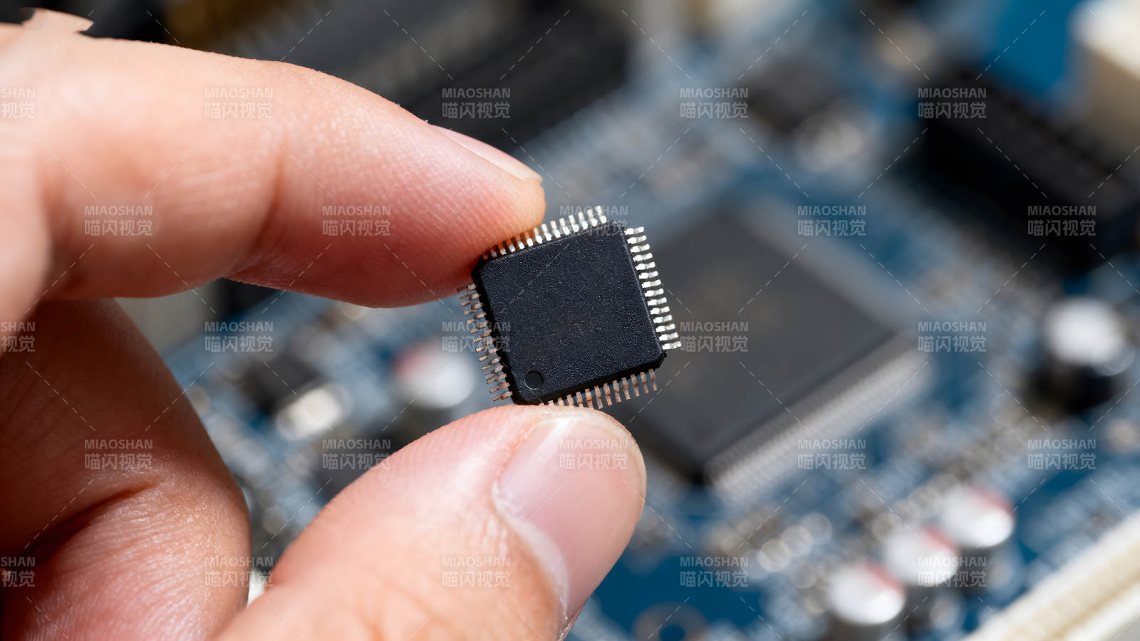 手持芯片特写电路板背景图片