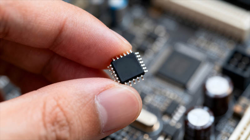 手持芯片展示电子元件背景图片