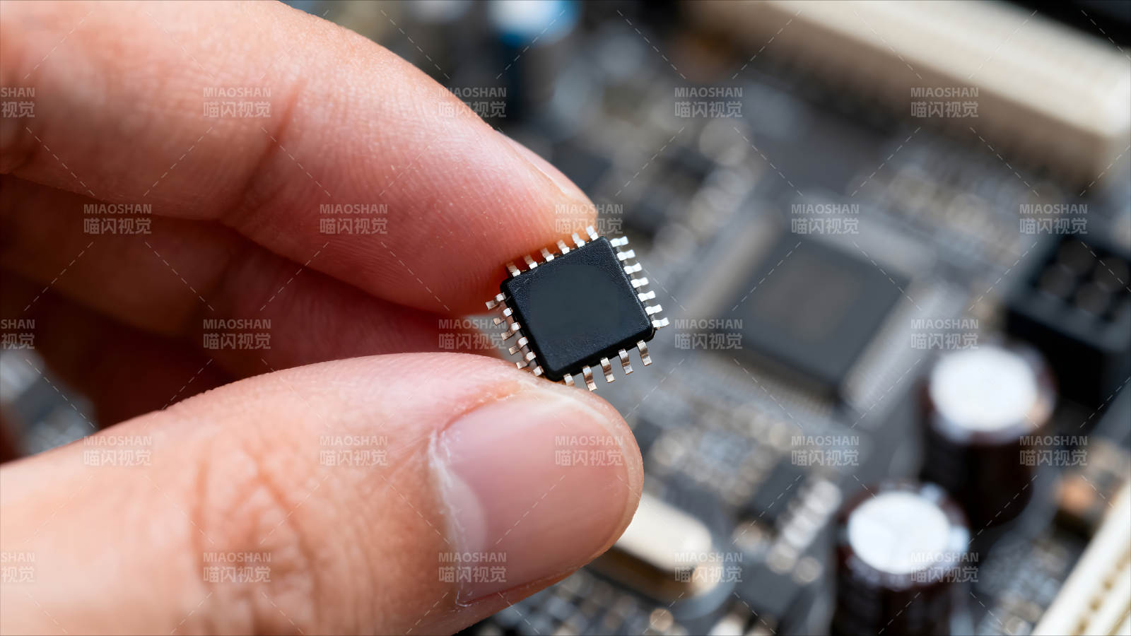 手持芯片展示电子元件背景图片