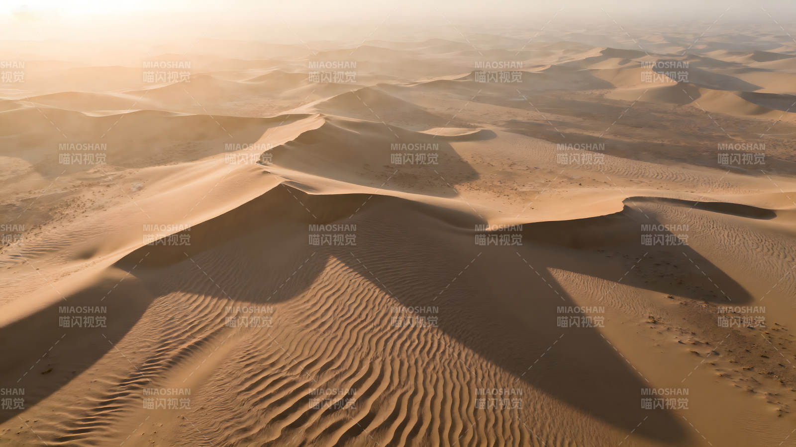 沙漠风光沙丘纹理光影交错图片