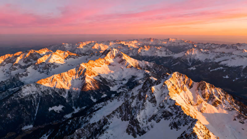 壮丽山脉沐浴朝阳粉色天空图片
