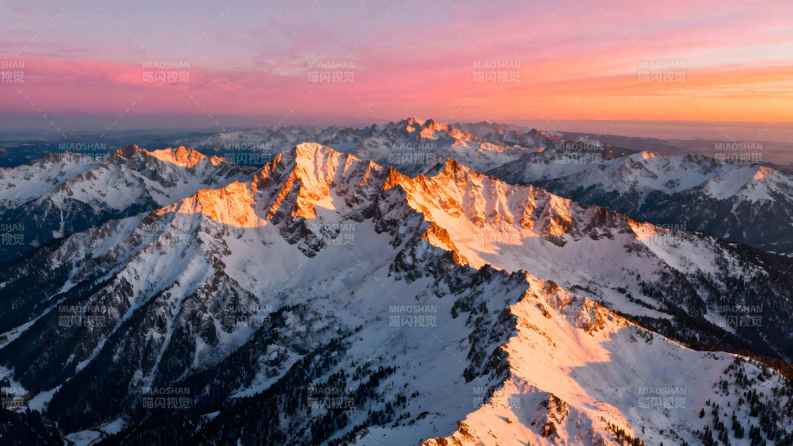 雪山日出粉色天空美景图片