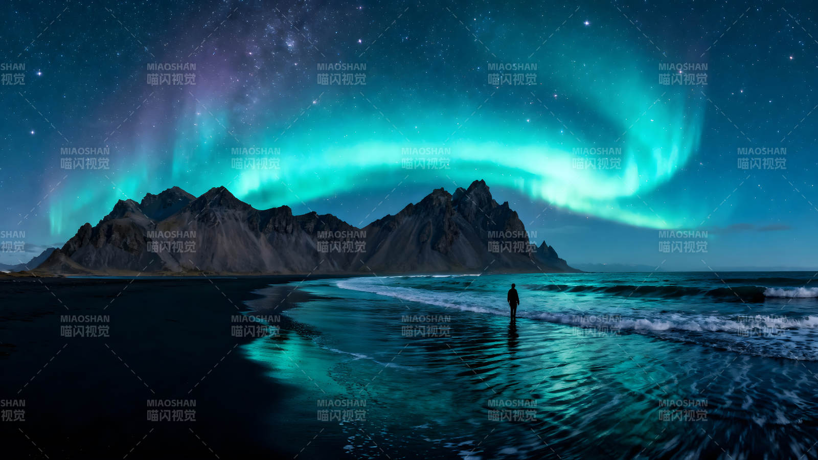 极光下的海滩与山脉下的剪影图片