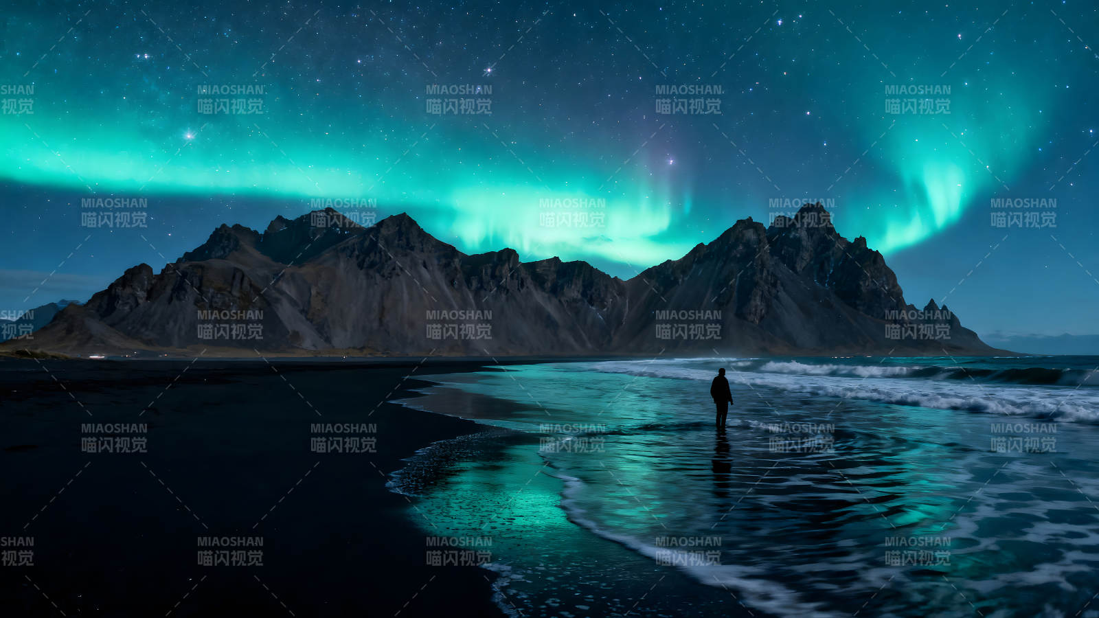 极光下的海滩与孤独的人影图片