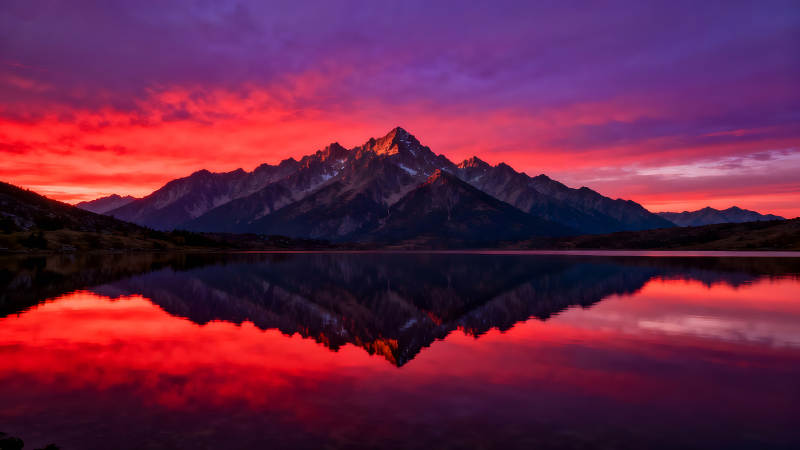 夕阳下的山脉与湖泊倒影构成绝美画面图片