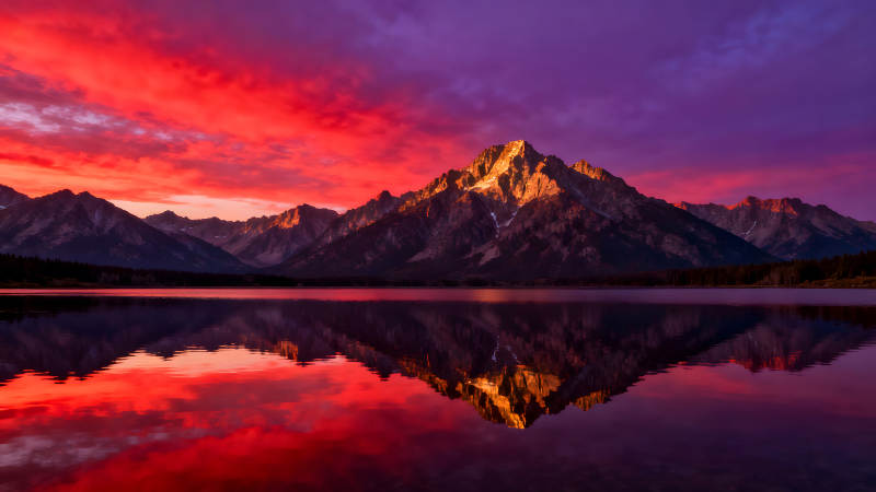 壮丽山脉日落美景天空映照湖泊倒影图片