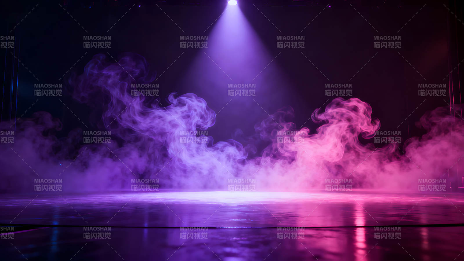 舞台灯光下的紫色烟雾图片