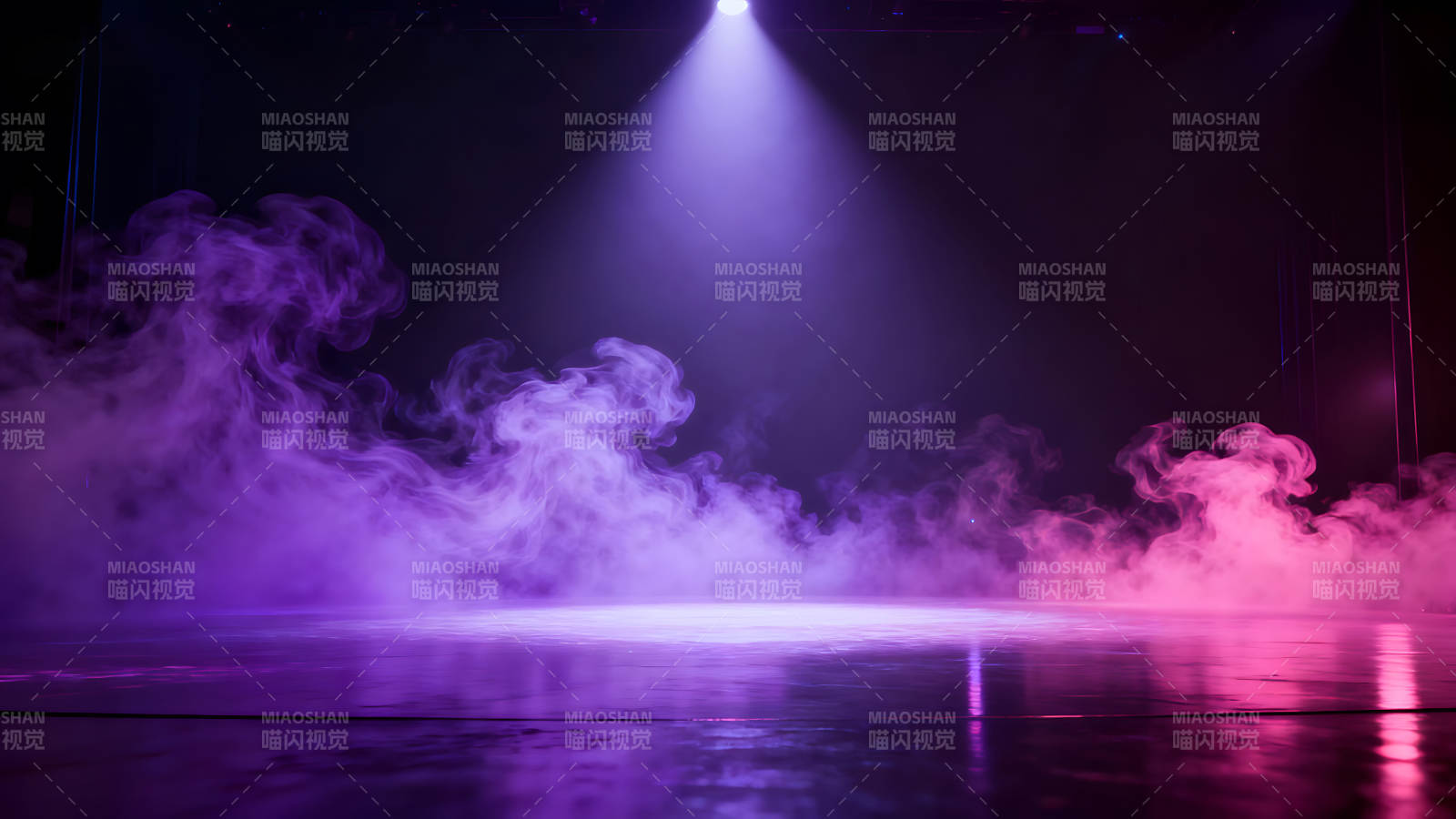 舞台灯光和烟雾营造梦幻氛围图片