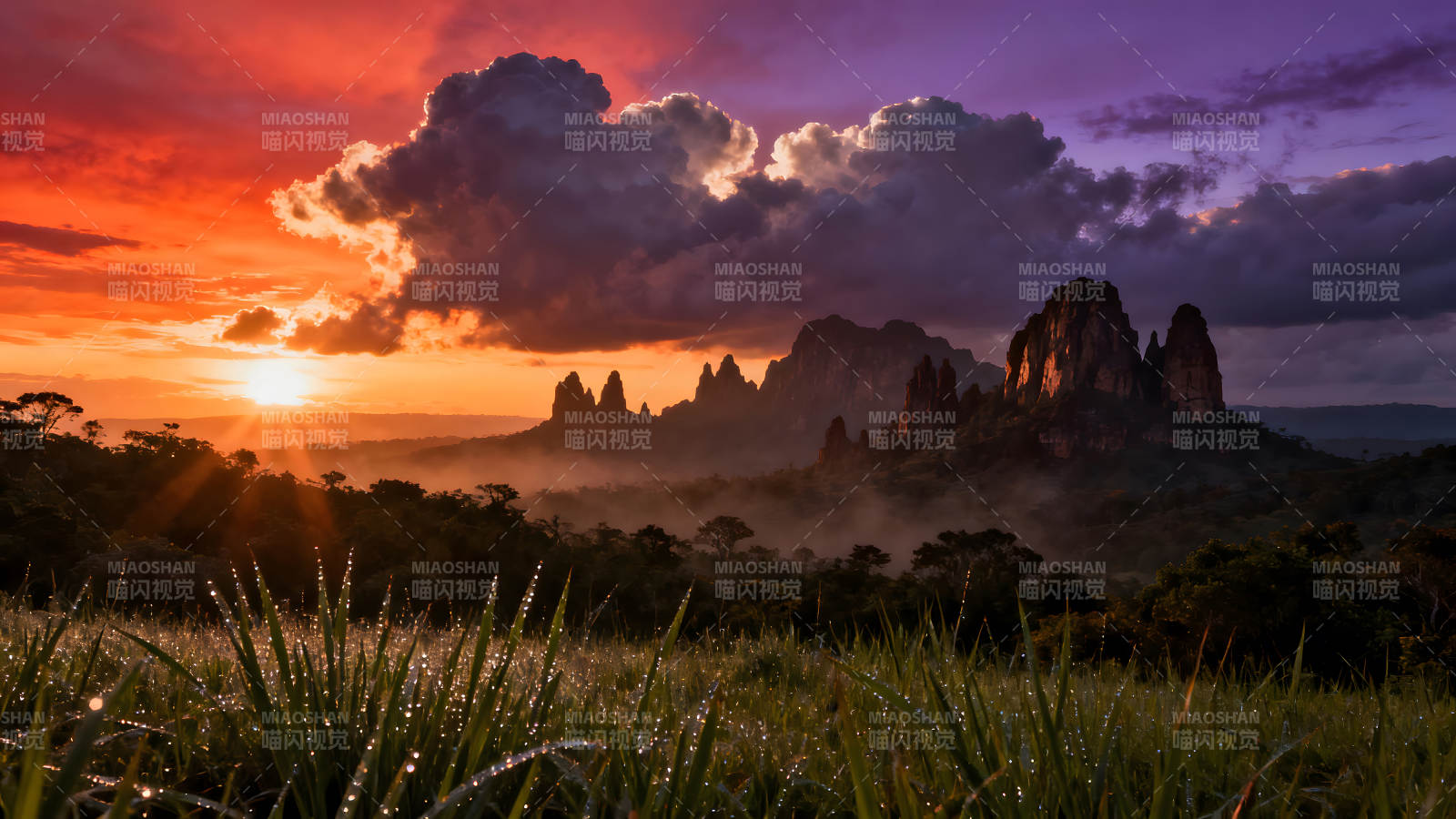 壮丽山景与云霞辉映的迷人时刻图片