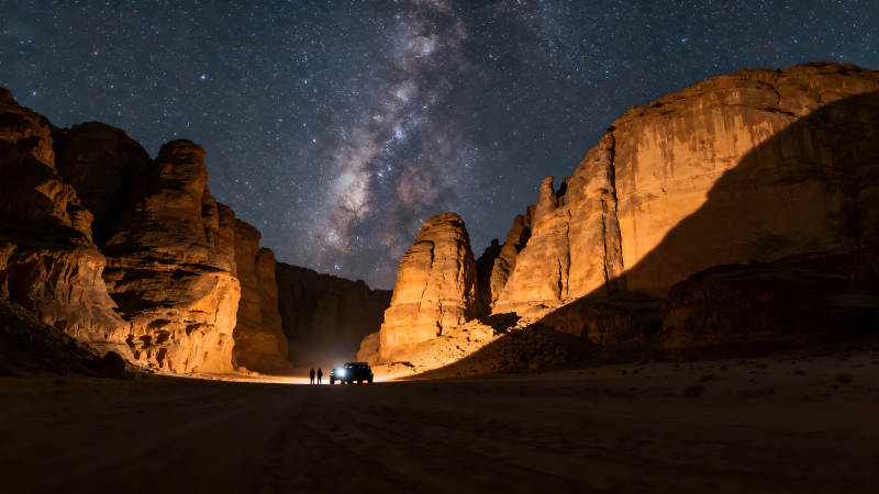 沙漠夜空下的峡谷与星河图片