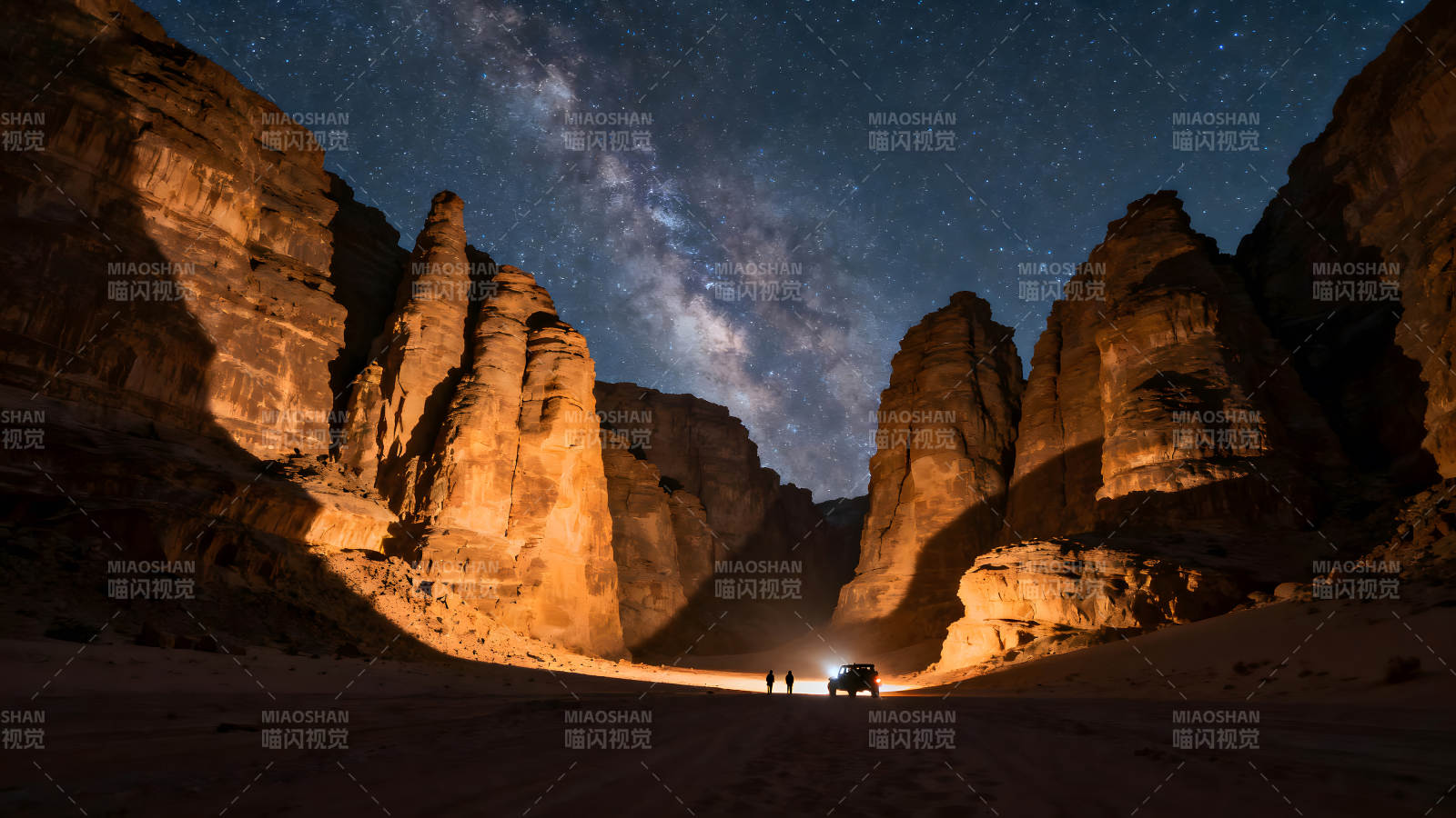 峡谷星空下的车辆与人物剪影图片