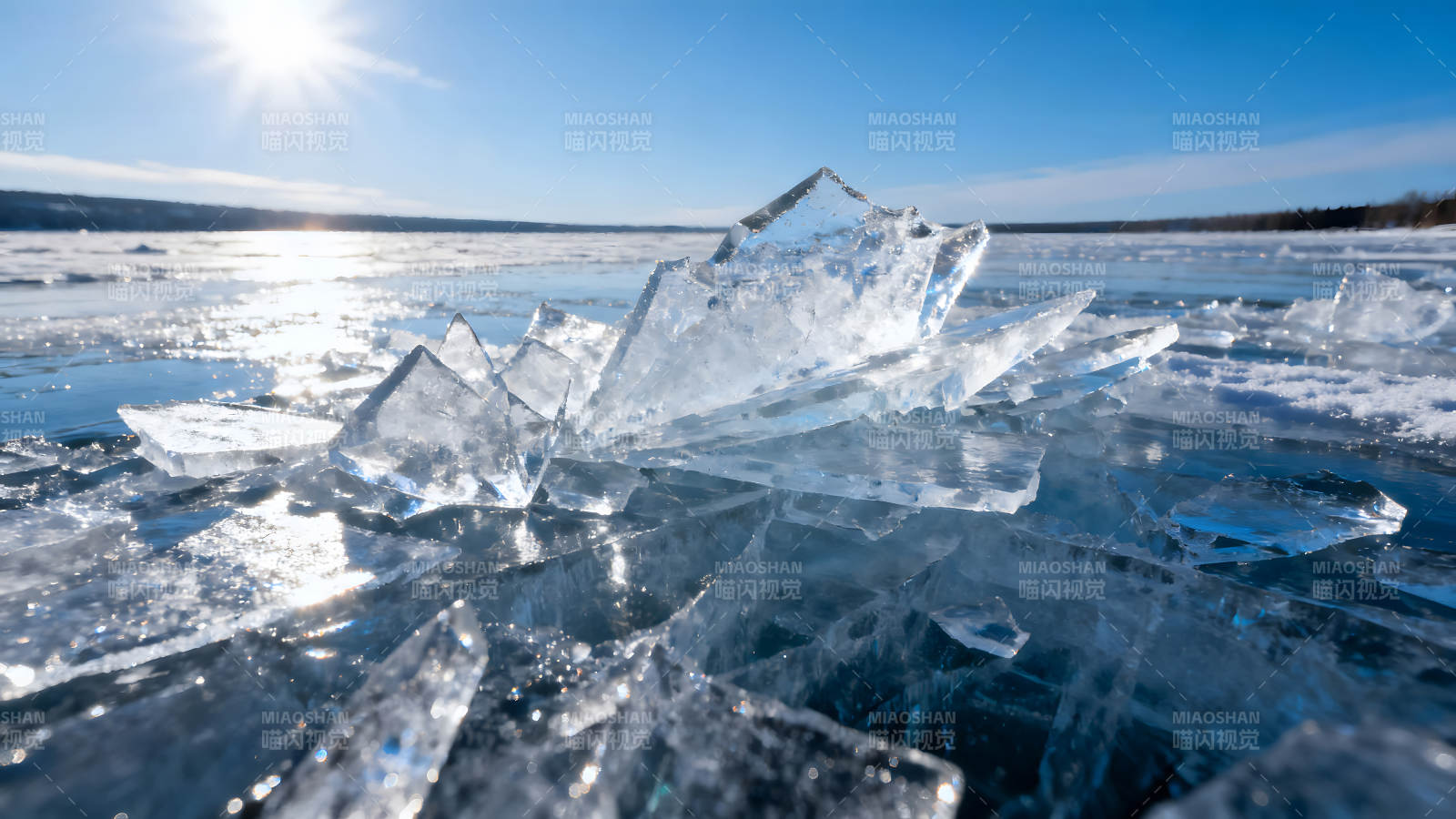 冰面晶莹剔透阳光照耀下的冰块图片