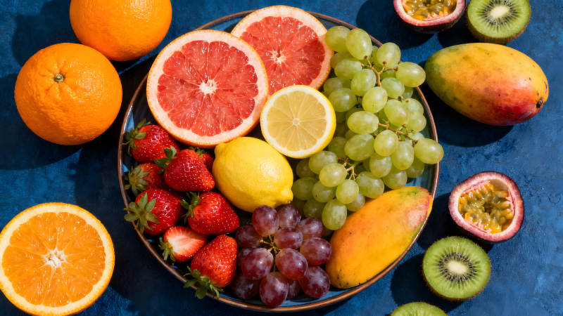 一盘新鲜水果的特写图片