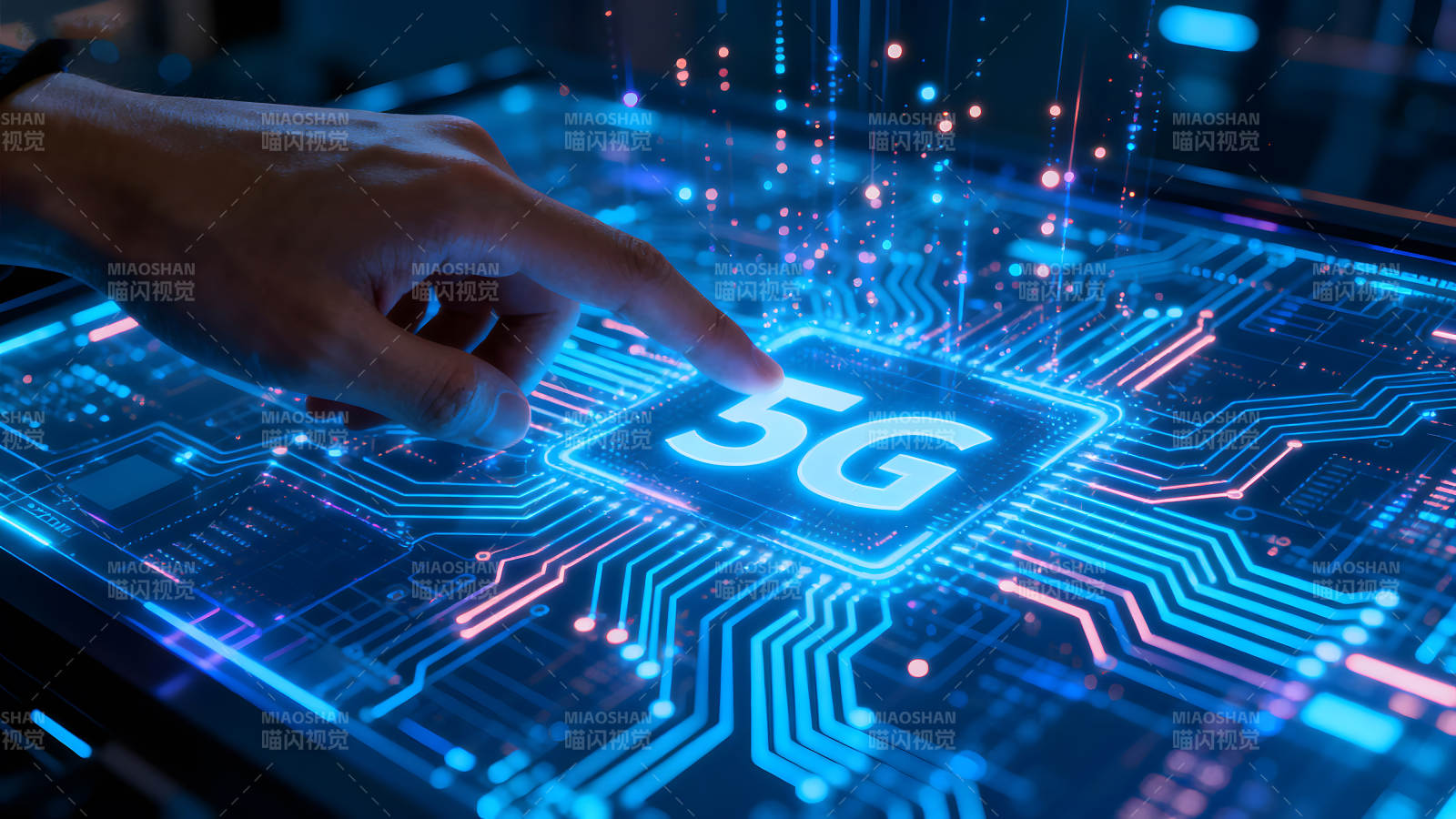 手触碰5G芯片科技感十足图片
