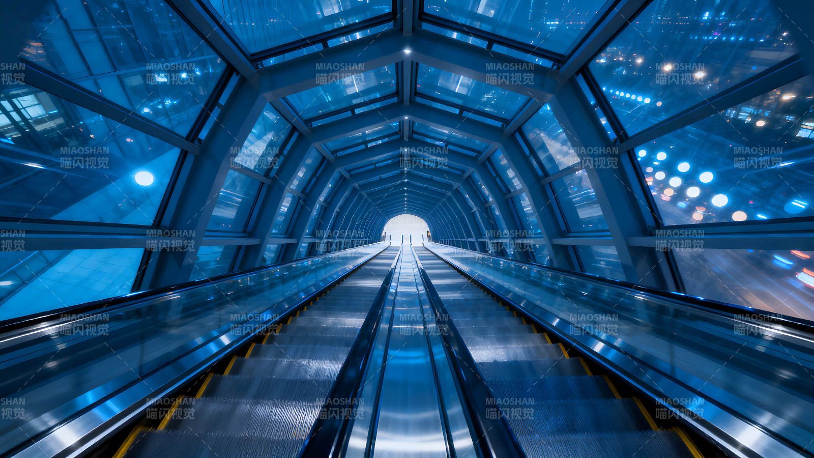 蓝色通道内的扶梯图片