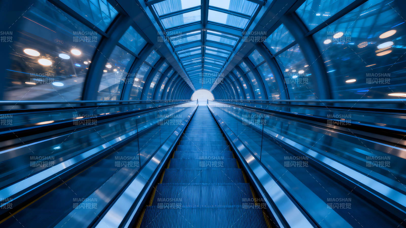 蓝色隧道电梯通向光明未来图片