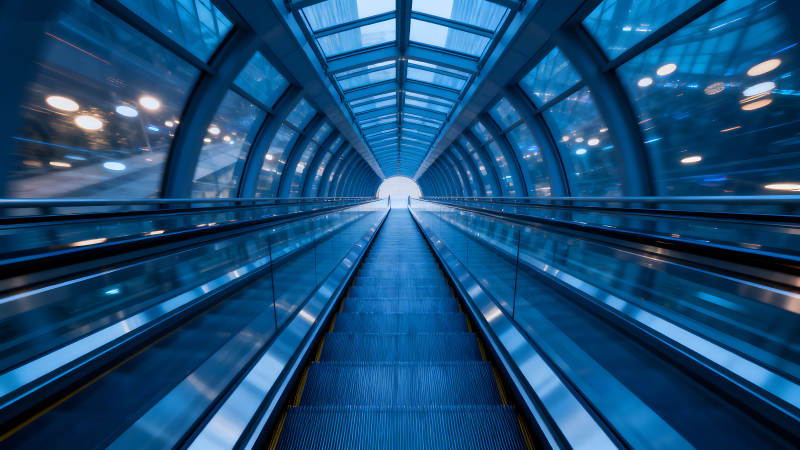 蓝色隧道电梯通向光明未来图片