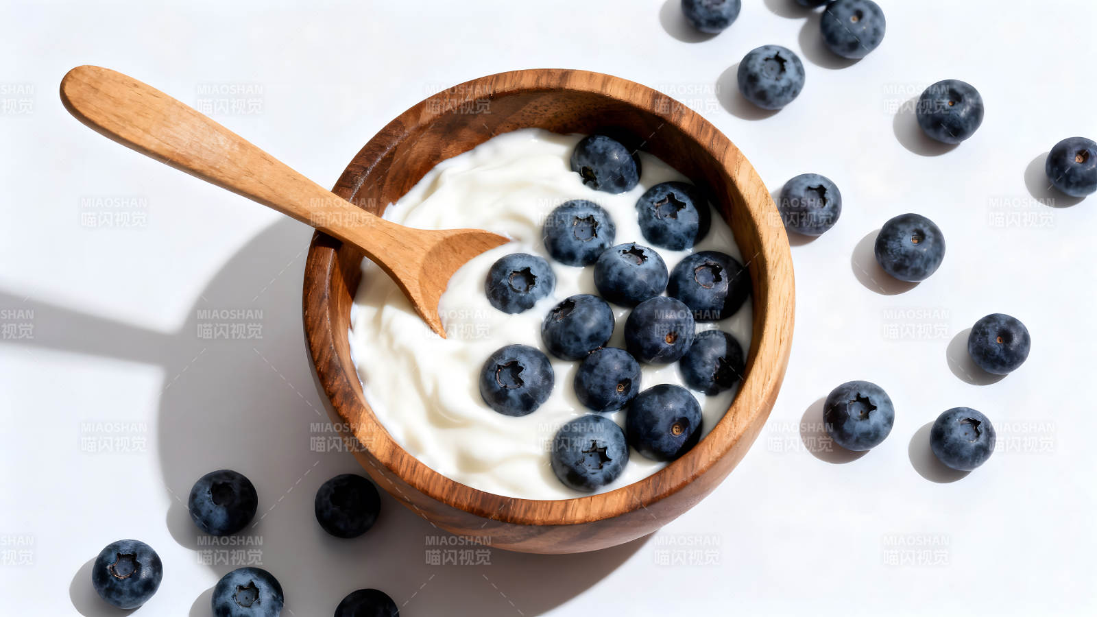 木碗酸奶加蓝莓特写图片
