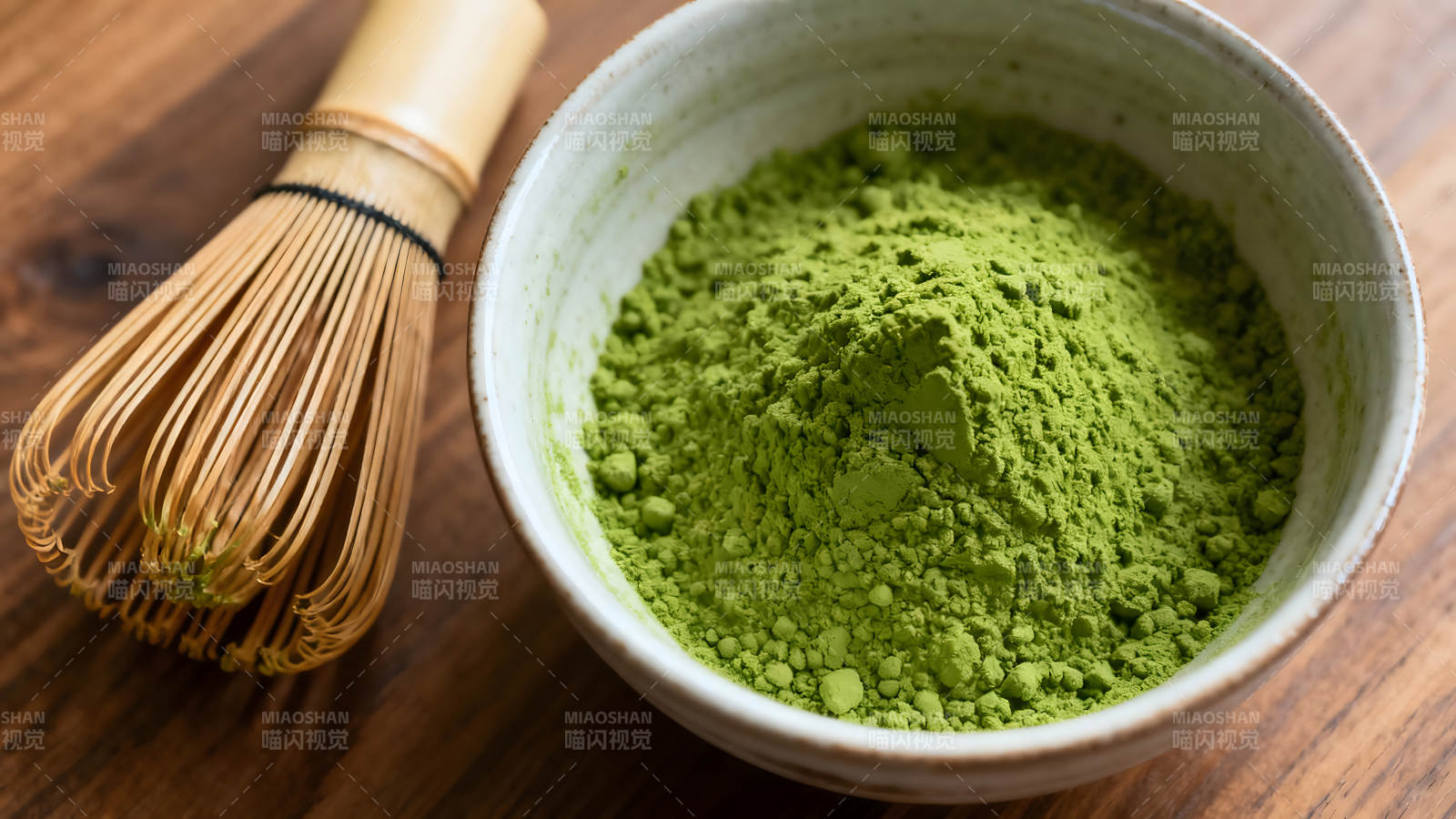 抹茶粉和茶筅特写图片