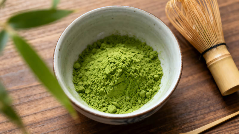 抹茶粉与茶筅静物图图片