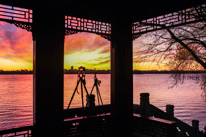 颐和园昆明湖畔夕照亭影图片